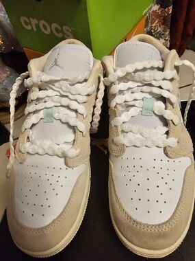 Jordan Kids Beige and White Low-Top Sneakers with Mint Detail